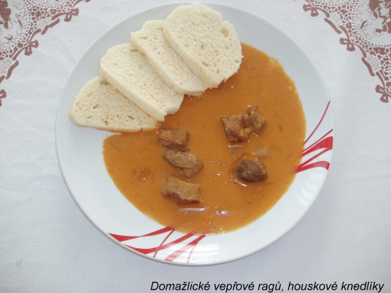 Domažlické vepřové ragů, houskové knedlíky